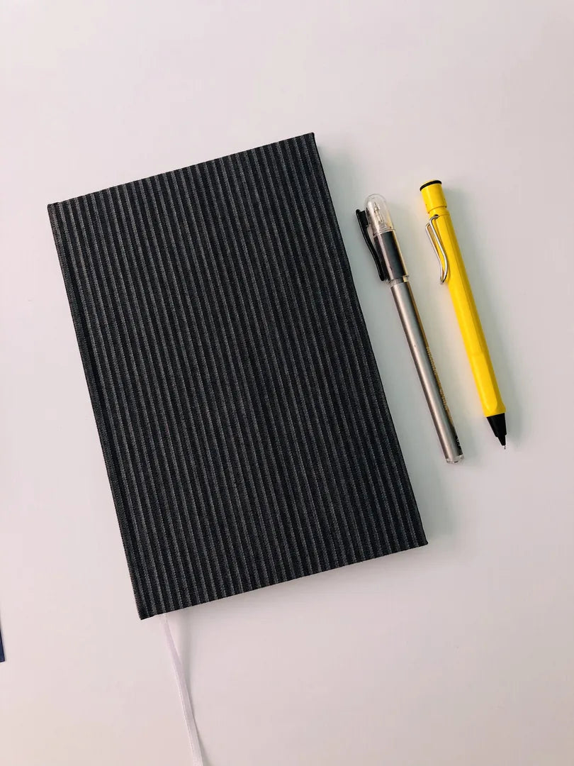 7700000039798 Libreta Papel Cuadriculado 75 Gr Con 70 Hojas Media Carta Portada Tela: Rayas Grises & Negras Cuadriculado - 75 gr Cartel Arte & Papelería