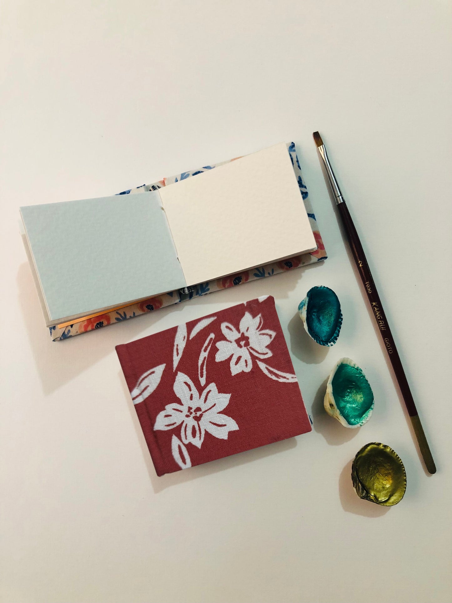 7700000039811 Mini Libreta Acuarela Schoellershammer 240Gr Con 30 Hojas 5,5cm X 6cm Portada Tela: Naranja con Flores Blancas Blanco - 240 gr Cartel Arte & Papelería