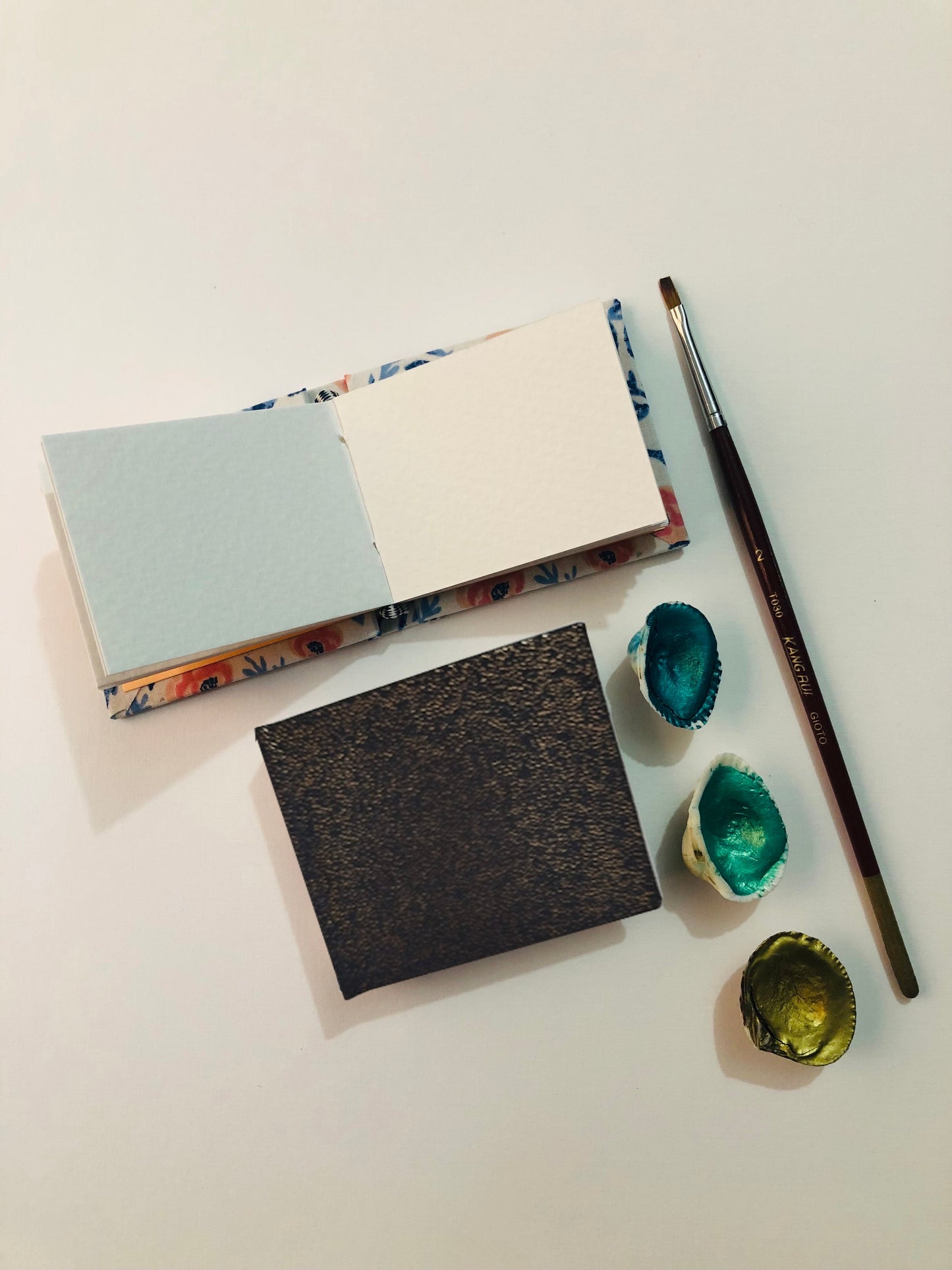 7700000039828 Mini Libreta Acuarela Schoellershammer 240Gr Con 30 Hojas 5,5cm X 6cm Portada Tela: Nega con Escarcha Dorada Blanco - 240 gr Cartel Arte & Papelería