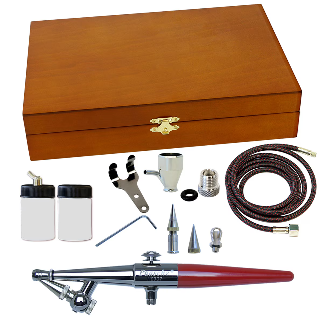  Aerógrafo Paasche H-3WC De Acción Sencilla - Caja de Madera Deluxe | Cuerpo Cromado Tamaño de la cabeza: #1 (0.45mm), #3 (0.6mm) & #5 (1.05mm) Patrón de rociado: 1/32" a 1-1/2" Presión de aire: 20-75 PSI Cartel Arte & Papelería