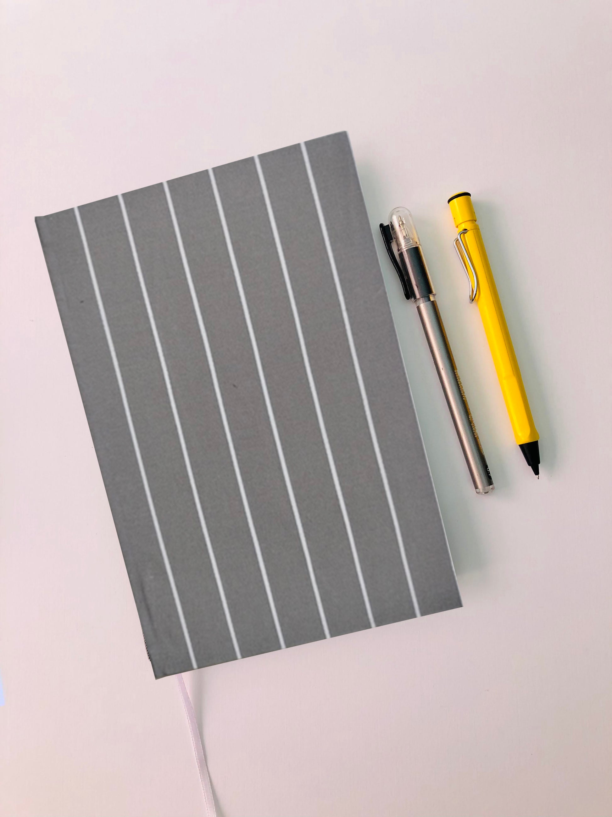 7700000039781 Libreta Papel Blanco Bond 75 Gr Con 70 Hojas Media Carta Portada Tela: Gris con Rayas Blancas Blanco - 75 gr Cartel Arte & Papelería