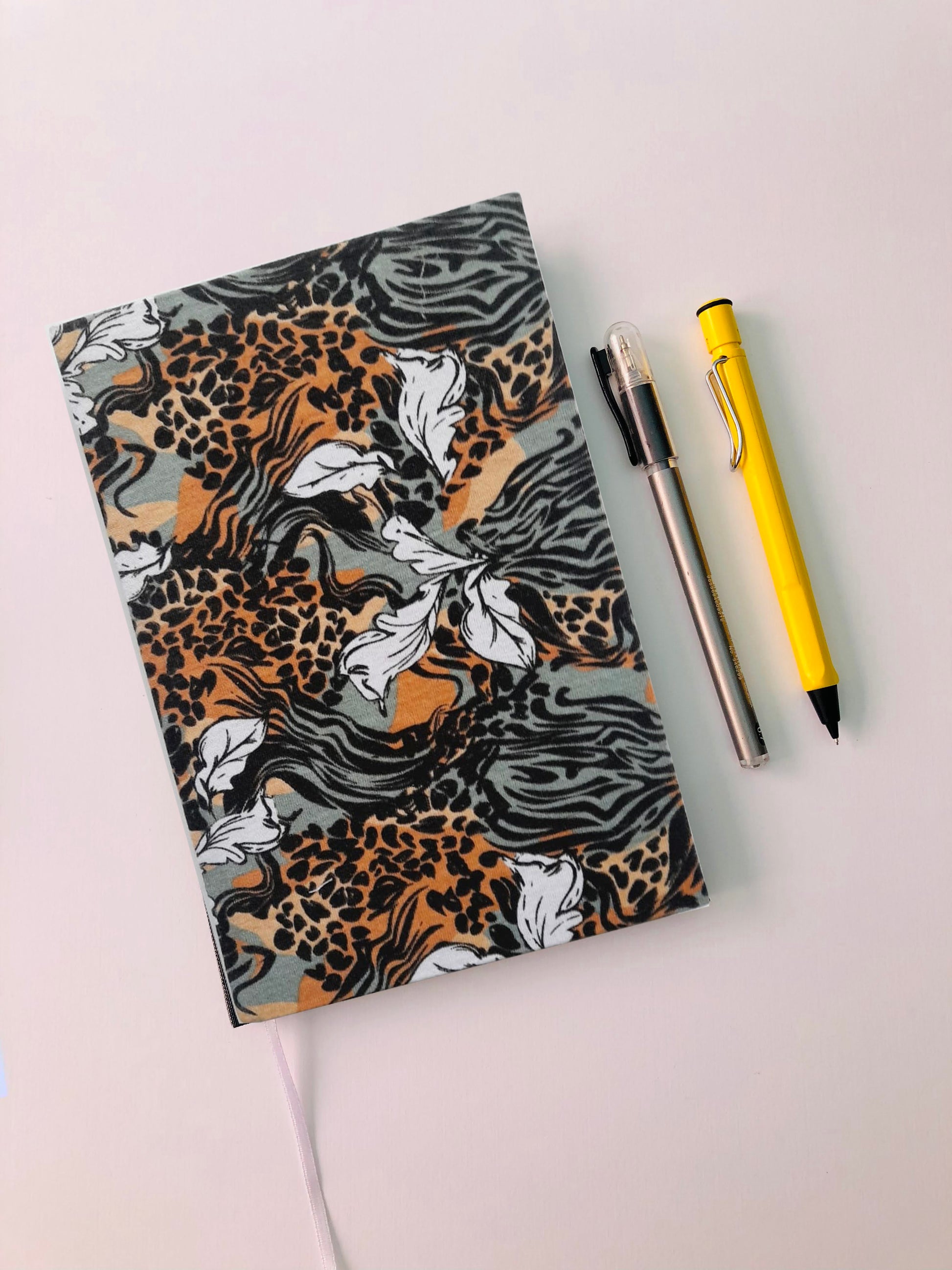 7700000039729 Libreta Papel Cuadriculado 75 Gr Con 70 Hojas Media Carta Portada Tela: Animal Print Cuadriculado - 75 gr Cartel Arte & Papelería