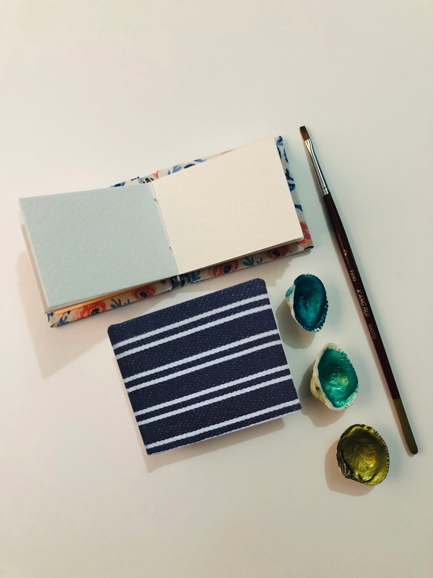 7700000039705 Mini Libreta Acuarela Schoellershammer 240Gr Con 30 Hojas 5,5cm X 6cm Portada Tela: Azul con Raya Blancas Blanco - 240 gr Cartel Arte & Papelería